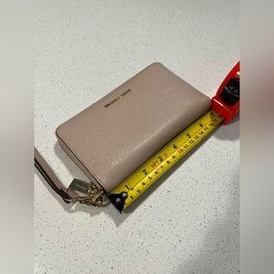 Michael Kors zip wristlet wallet. Pebble leather color is Fawn. Tan/ pink color